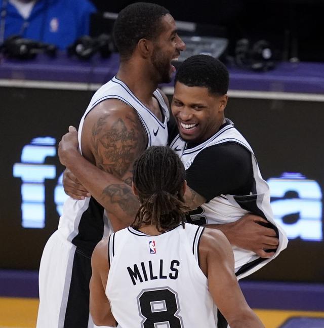 两分差距的 两分差距的