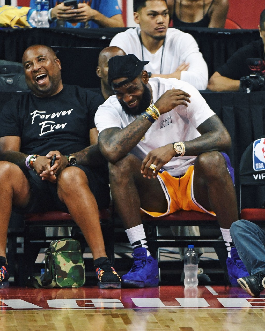 曼城后防遭 曼城后防遭